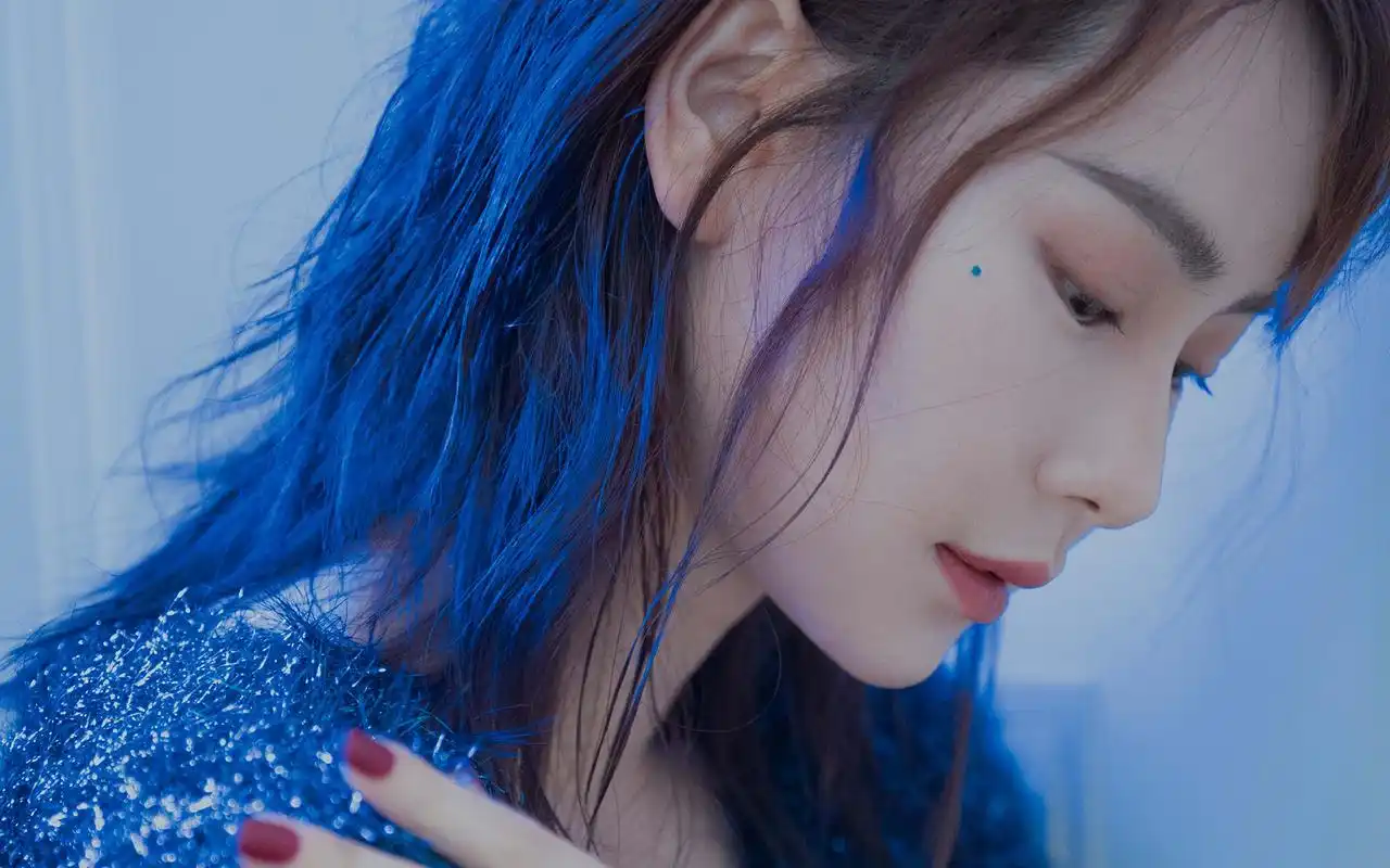 戚薇蓝发性感高清桌面壁纸_大陆明星_壁纸下载_美桌网