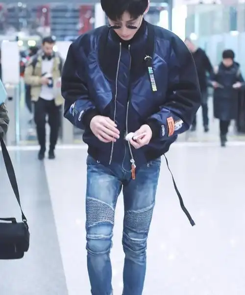 白敬亭裤子紧什么梗