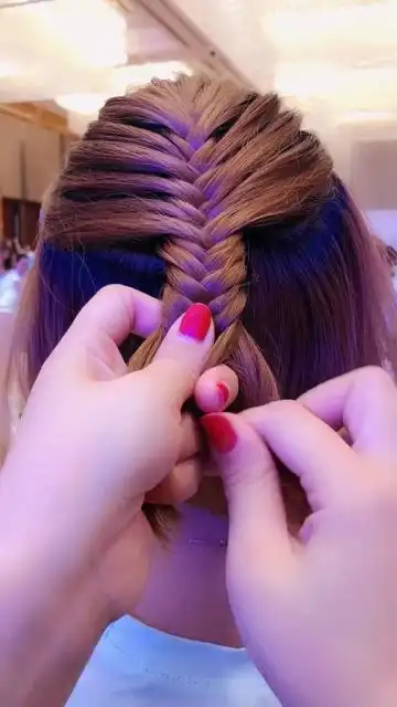 短发也可以扎个满头鱼骨辫