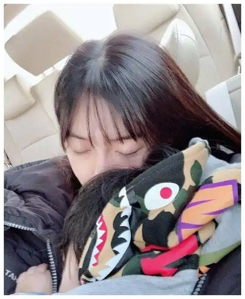 baby儿子最新萌照曝光小海绵穿帅气牛仔衫背影超级呆萌可爱