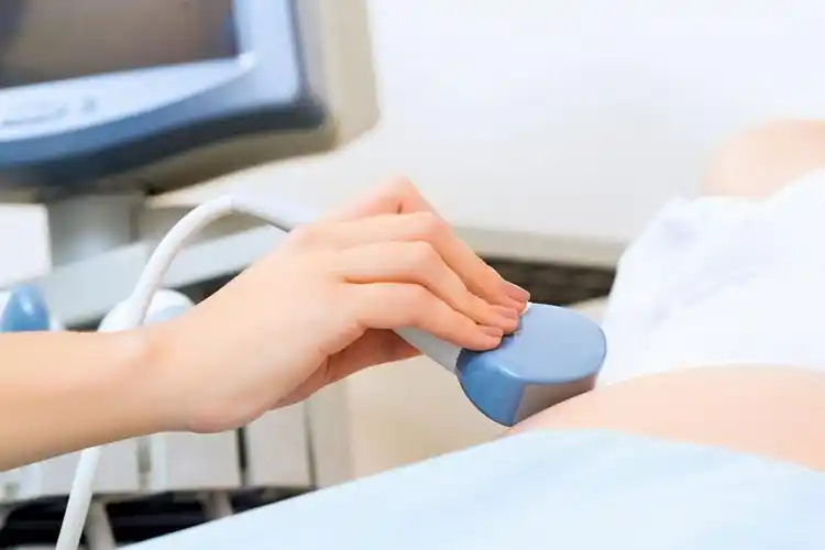 最早在怀孕的第五周,也就是经期后一周,在b型超声屏上可以显示子宫中