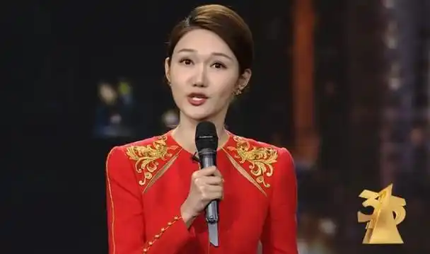 央视主持人龙洋,"挤走董卿,春晚严重口误",让所有人刮目相看