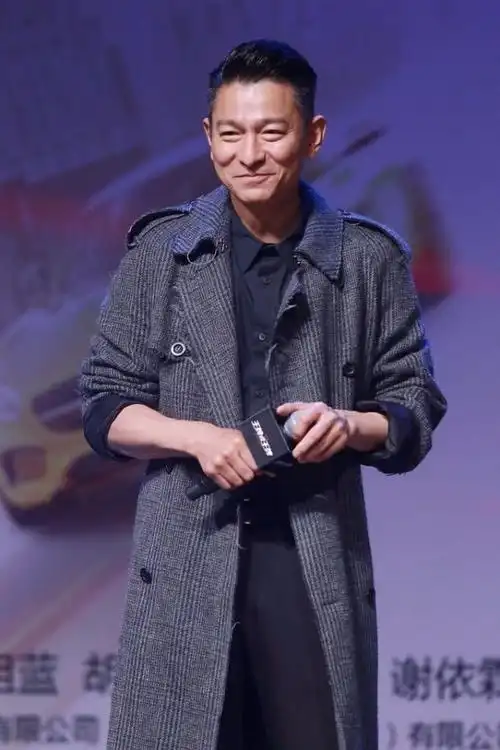 刘德华参加活动穿灰色风衣搭运动裤儒雅又不缺时尚感