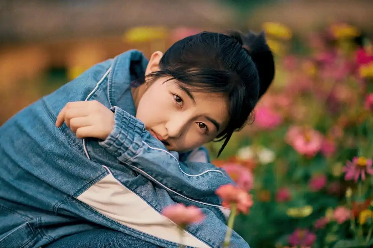 张子枫近照露出"排骨胸",与焉栩嘉感情稳定,两人相貌越来越像