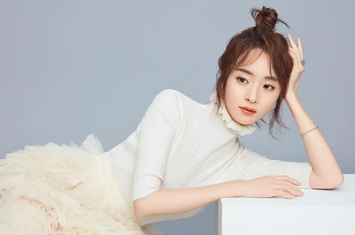 仙美爆棚!胡冰卿曝唯美纯白写真 恬谧气质装点冬日