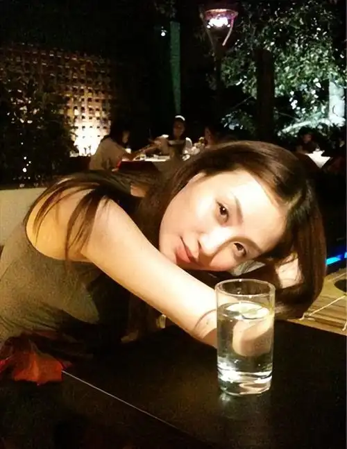 石洋子22岁嫁43岁吴启华离婚后依旧被他当成女儿宠着