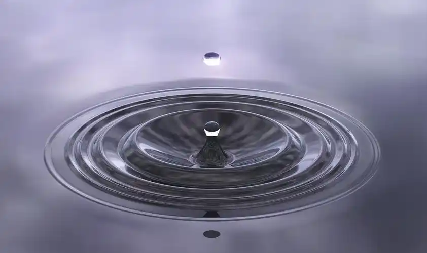 水下落,水滴落入水