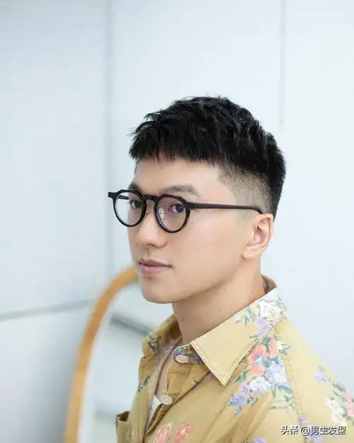 2.短碎刘海发型男生到了30岁,就要懂得把自己的额头露出来.