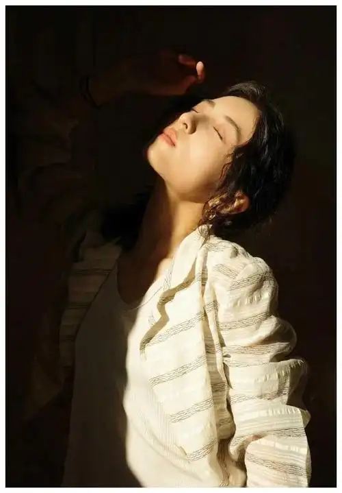 00后小花张子枫今日最新营业照曝光飒爽登场妹妹好美