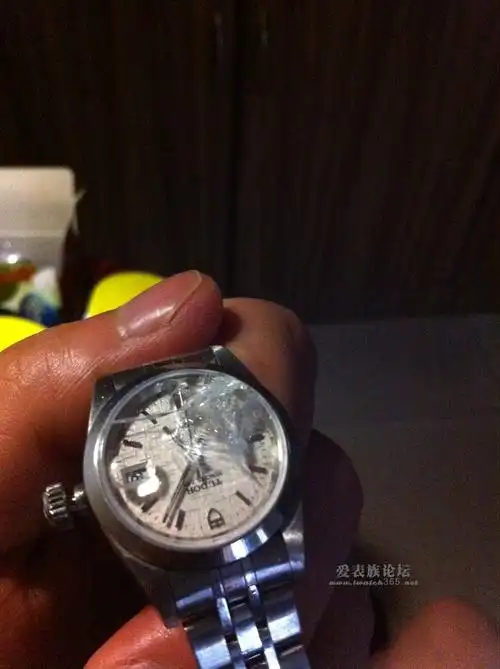 今天5点多给小p孩泡奶粉,不小心把老婆的手表从床头柜上摔到了地上