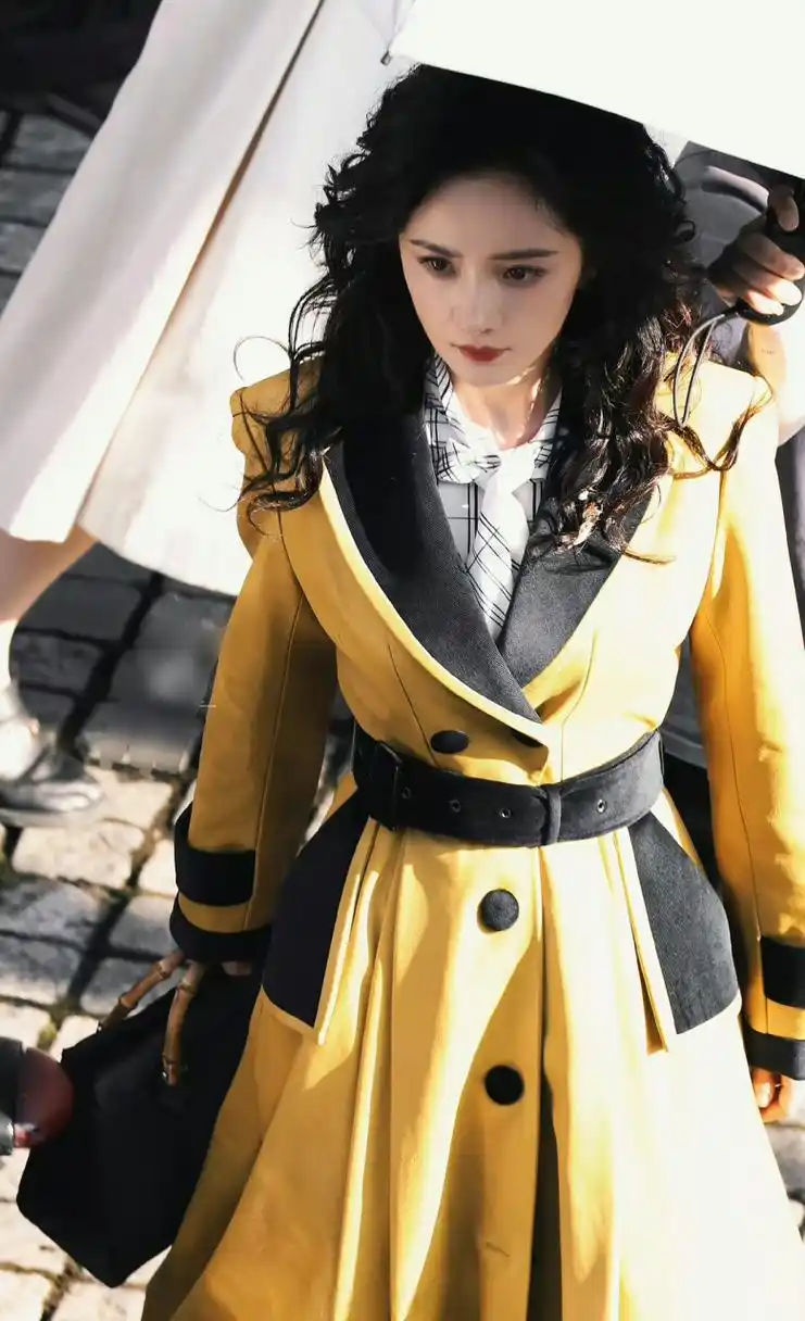 杨幂哈尔滨1994饭拍路透图曝光,眼神凌厉气场强大!