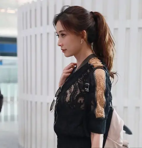 林志玲机场秀纤细美腿,头发凌乱开心招手亲和力爆棚