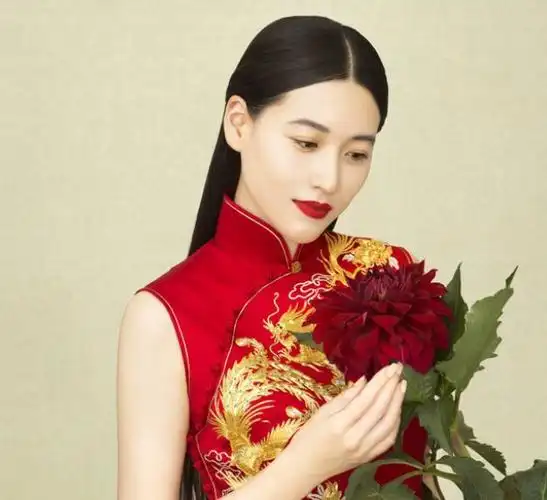 对此网上还流传着一个小道消息,当年宁丹琳"带资进组",挤走了杨紫