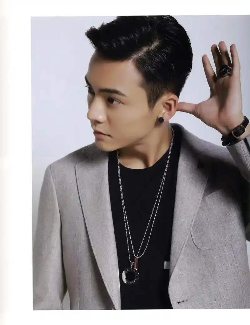 小鲜肉大背头造型,李易峰,杨洋背头都不如他的霸气!