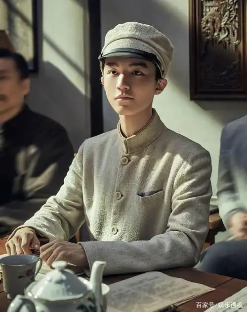 圈内罕见!王俊凯工作室发《1921》剧照,多张有刘昊然,动作好磕