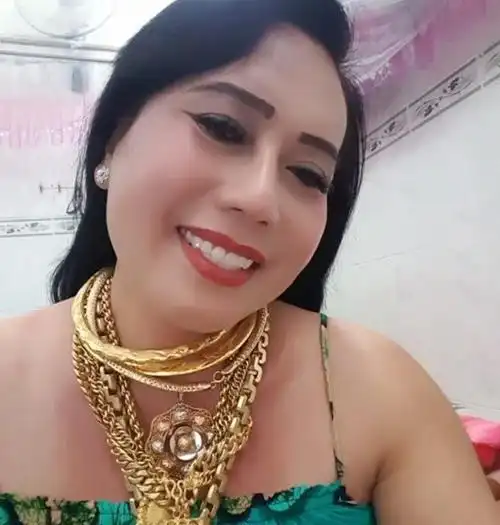 男子变身"女主播"后吸粉无数,每次直播都要戴很粗的金项链