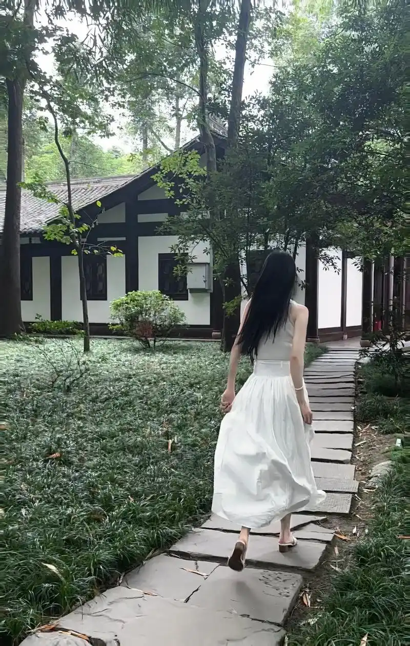 白色初恋裙 #背影 #温柔风穿搭 #意境 - 抖音