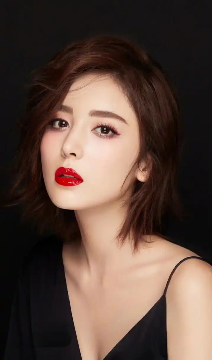 镜头下的古力娜扎穿着吊带裙展示出迷人的香肩,搭配干练的短发,展现出