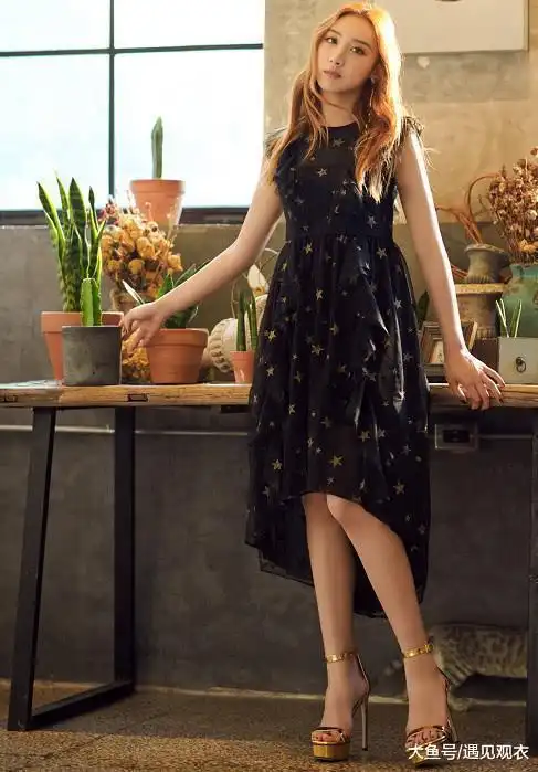 看上去十分的慵懒,脚上穿着一双金色高跟鞋也是让许靖韵显得很性感呢