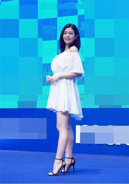 陈妍希脸泛油光胖的自然很真实但穿紫色大衣比身边阿姨还老