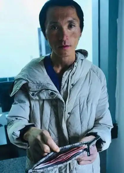 "最美流浪汉"拾金不昧成网红 网友:人在流浪,心在天堂!