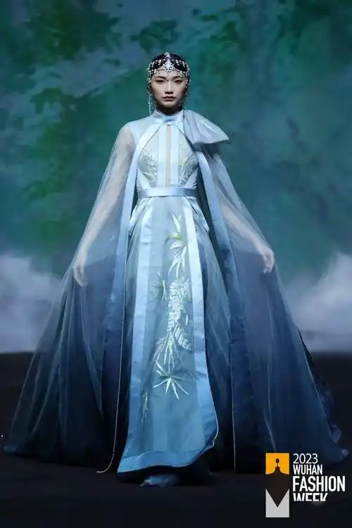 2023武汉时装周 | 19名模助阵盖娅传说「扶光」大秀,启幕「多元·无界
