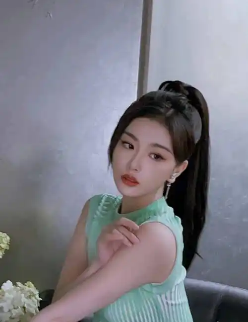 孔雪儿所说的高马尾是指她在这组写真中,她梳起的发型是复古高马尾装