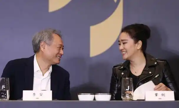 2018年,第55届金马奖上,李安导演在台上再三请求台下的巩俐上台颁奖