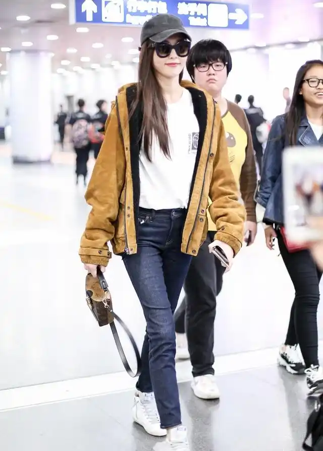 唐嫣身着绿色卫衣,紧身牛仔裤现身机场,一脸严肃.(图片来自东方ic)