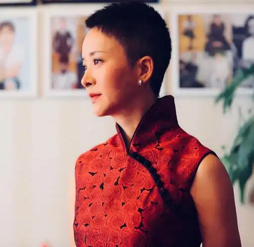 泼辣李香秀谢兰一袭开叉旗袍温婉端庄配上寸头短发好大气