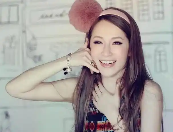 萧亚轩,华语乐坛的一颗璀璨明星,自出道以来便以其丰富的音乐创作为世