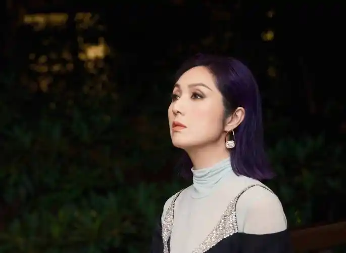 杨千嬅银河方舟音乐节斜肩礼服写真 挑染紫发浪漫时髦_杨千嬅_写真