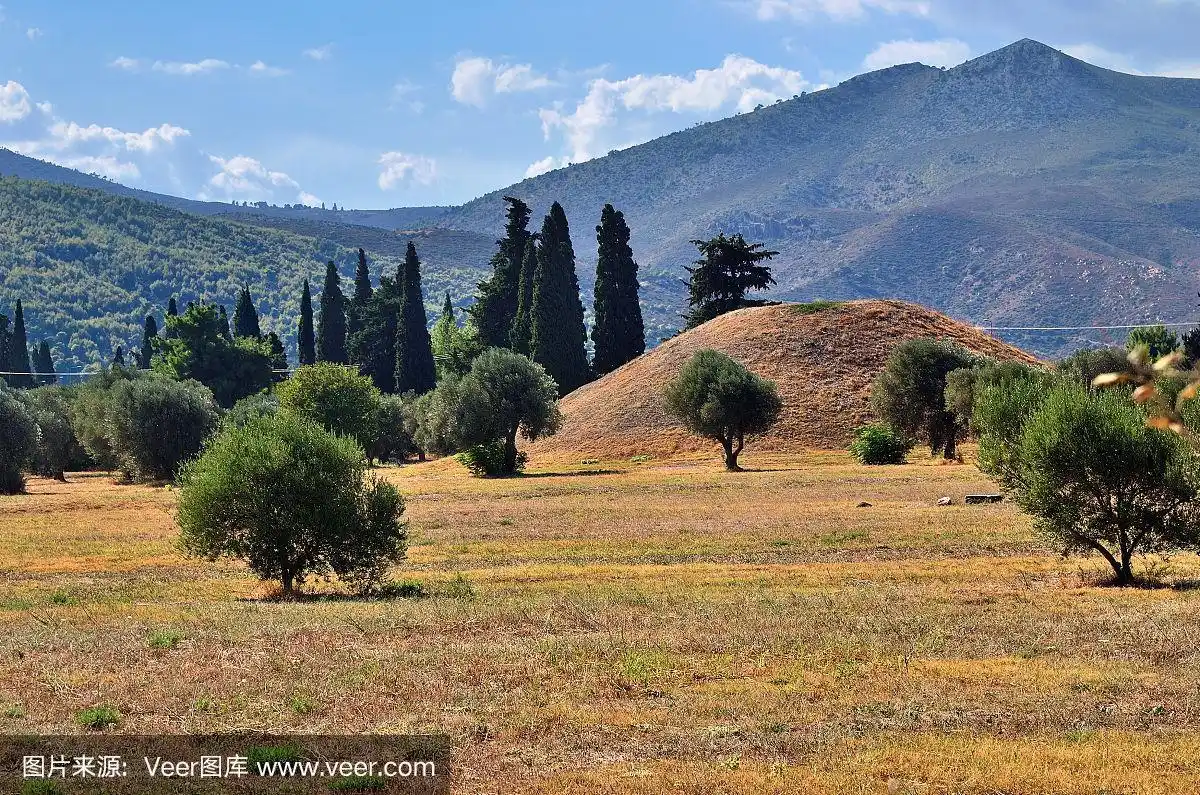 在马拉松战役的平原上的坟堆