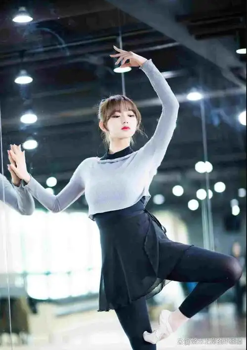 程潇身高164cm,体重50kg,由于她从小跳舞,腰际线和整个身体比例极为