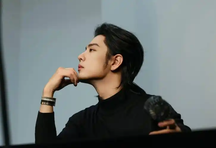 肖战长发侧颜库存美照,美貌攻击不留余地,"女娲炫技"诚不欺我