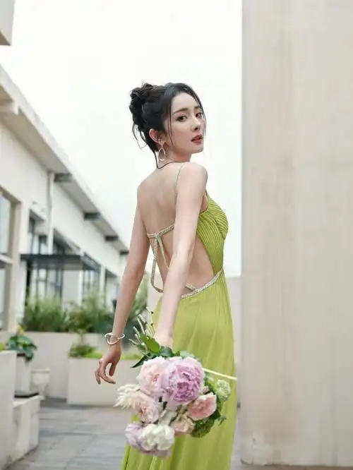 杨幂还是那么敢穿,"掐腰裙"风情万种,曲线柴而不瘦很风韵