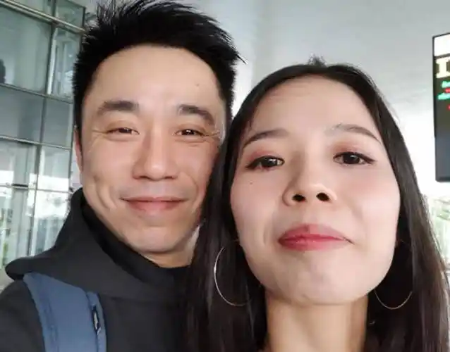 早在2020年2月份,温兆宇在社交账号上发文认爱比自己小13岁的越南女友