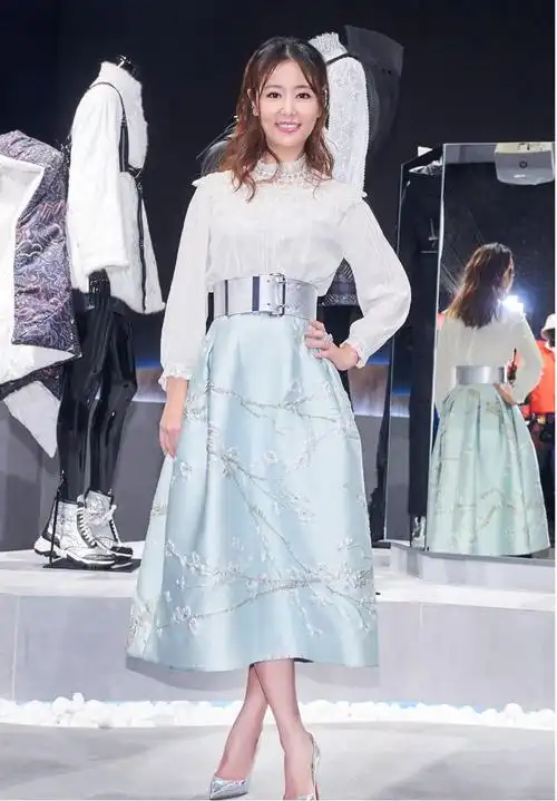 林心如当妈后风格大变穿格纹西装配网纱半身裙半露不露撩炸了