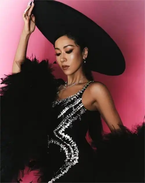 吉克隽逸连体裤上有800颗水晶