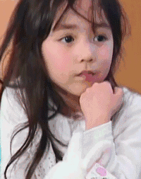 当年火爆表情包的混血小美女长大后