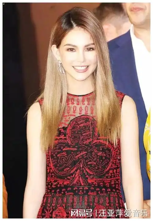 周杰伦妻子昆凌自拍照引发热议发带镶嵌46颗钻石