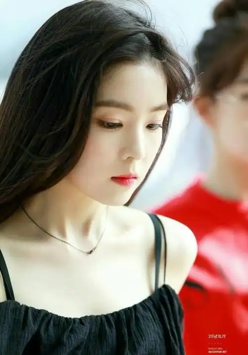 被誉为南韩神颜的裴珠泫现被吐槽是木头美人