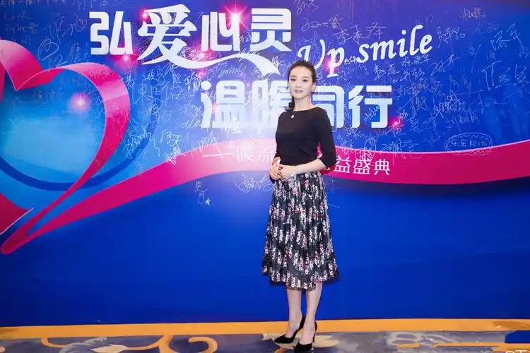 45岁王艳真不低调,穿印花裙气质优雅,扎马尾轻松美回"晴格格"