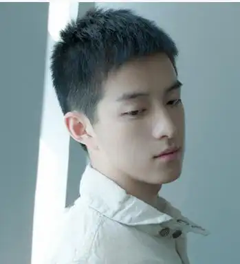 男生没有刘海的发型造型时尚清爽更有男人味发型