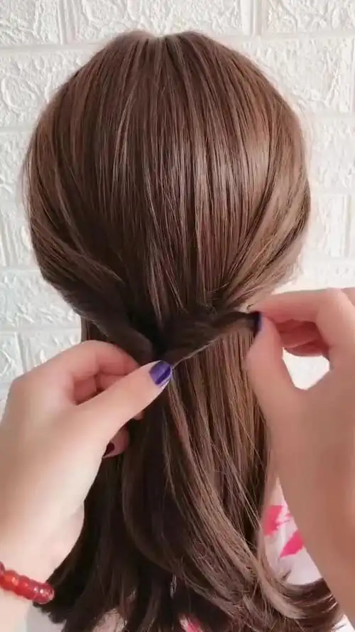 三四十岁的女人不要总扎低马尾,试试这样扎,简单优雅时尚迷人