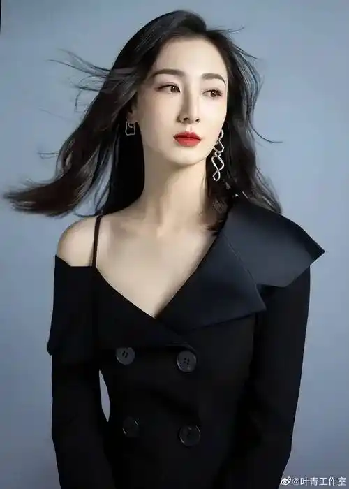 叶青虽然不是丰乳肥臀的女星,但她换上白色内衣,搭配绿色牛仔