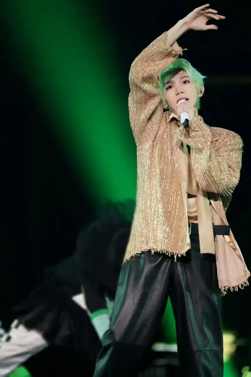 王源染了绿发 王源演唱会绿海,人头有点多#日常穿搭# #元气出街奥利给