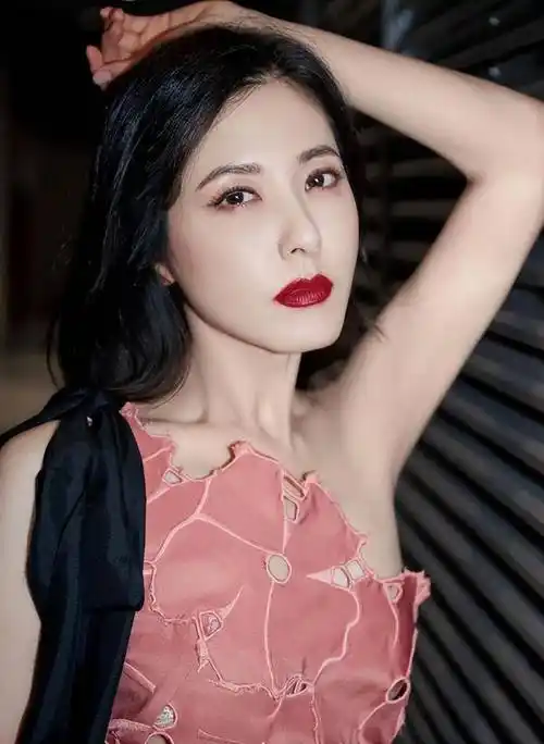 演员曾黎:被称为两百年一遇的美人,为何47岁仍未婚?_中戏_机会_班里