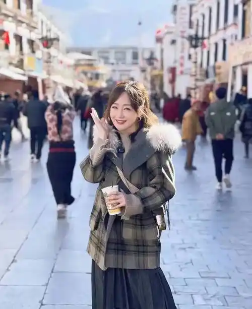 45岁薛佳凝素颜跟友人聚餐仍跟哈妹一样甜美