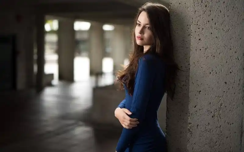 桥墩下靠着桥墩站着的长发欧美美女电脑壁纸